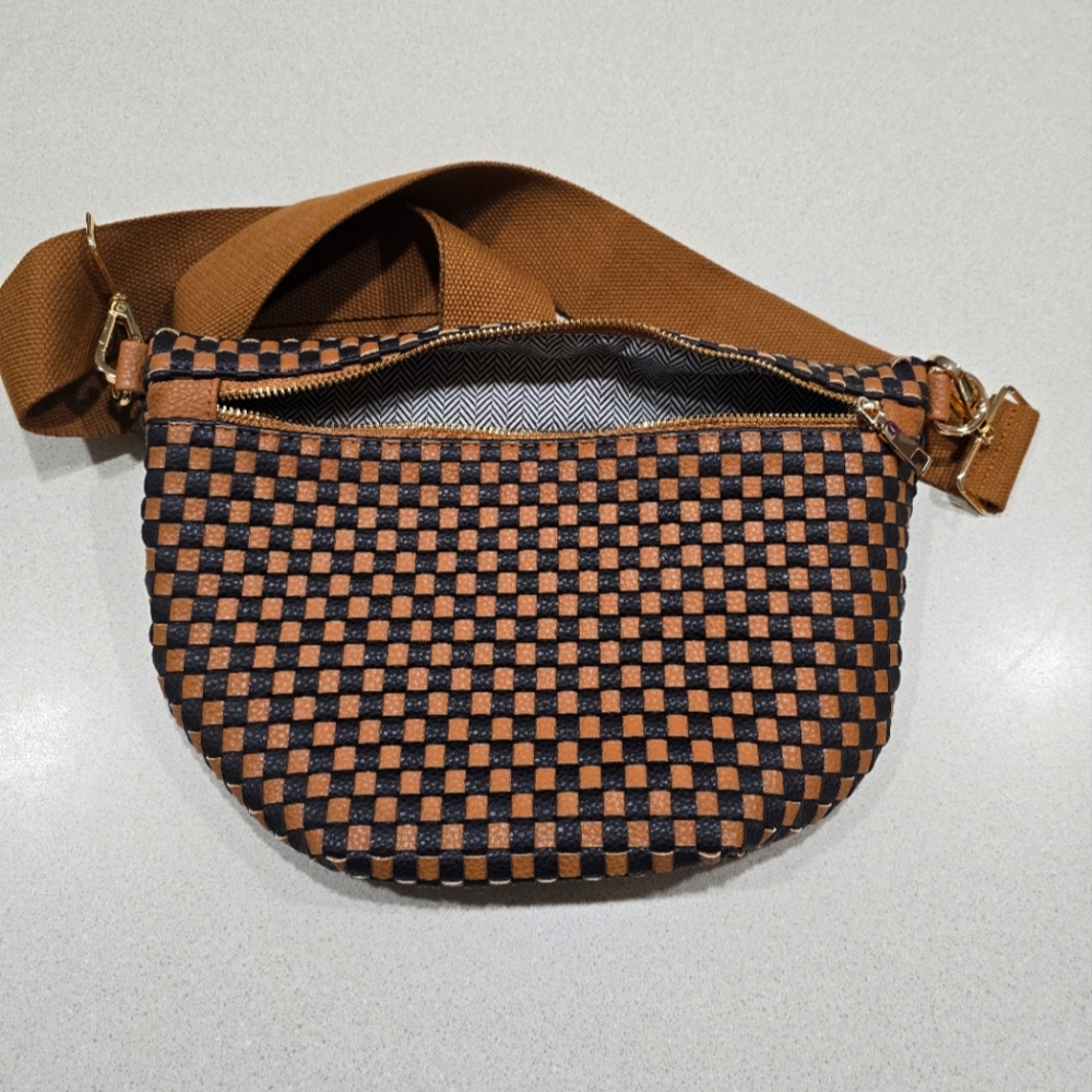 Pretty Simple Crossbody